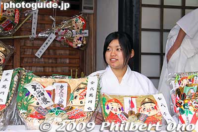 Shrine maiden selling Ebisu souvenirs. 
Keywords: kyoto toka ebisu shrine jinja festival matsuri maiden omiko 