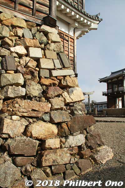 Fukuchiyama Castle is also noted for its stone walls using stones that were originally something else, like gravestones, stone lanterns, and even Buddha stone statues (転用石).
Fukuchiyama, Kyoto Prefecture.
Keywords: kyoto Fukuchiyama Castle japancastle
