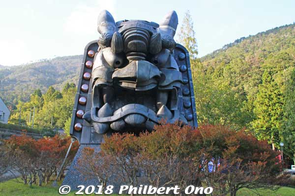 Right outside the oni museum is the world's largest oni-gawara oni roof ornament, 5 meters high, weighing 10 tons. Named "Oeyama Heisei no Dai-Oni." (大江山平成の大鬼).
Japanese Oni Exchange Museum in Fukuchiyama, Kyoto Prefecture.
Keywords: kyoto Fukuchiyama oni museum ogre demon devil japansculpture