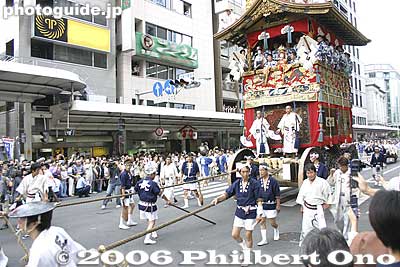 Starting at 9 am, the Naginata Hoko float always leads the procession. 長刀鉾
Keywords: kyoto gion matsuri festival float