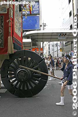 He steers the rear wheels with a wedged stick.
Keywords: kyoto gion matsuri festival float