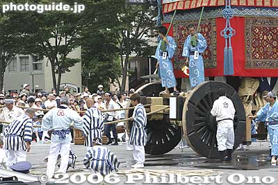 Another float is preparing to make the turn.
Keywords: kyoto gion matsuri festival float