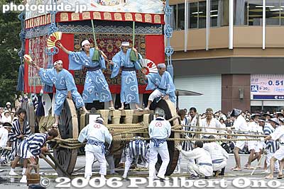 When the wheels are on the bamboo strips, they pull.
Keywords: kyoto gion matsuri festival float