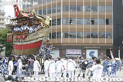 Fune Hoko boat-shaped float makes the turn.
船鉾
Keywords: kyoto gion matsuri festival float
