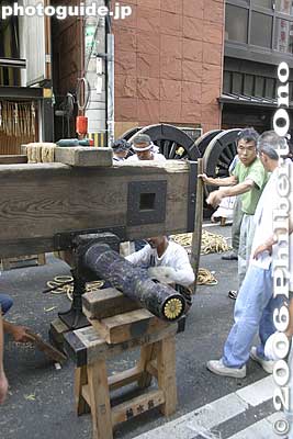 Disassembly. The wheel axel is made of steel.
Keywords: kyoto gion matsuri festival float