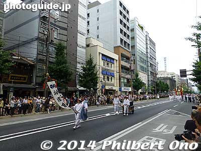 The start of the Gion Matsuri Ato Matsuri yama-hoko procession on July 24, 2014. Held 1 week after the main Saki Matsuri procession on July 17.
Keywords: kyoto gion ato matsuri festival yamahoko parade procession