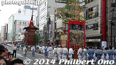 Kawaramachi-dori going to Shijo-dori road.
Keywords: kyoto gion ato matsuri festival yamahoko parade procession
