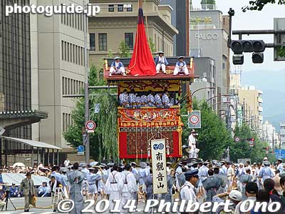 Minami Kannon-yama about to turn at the Kyoto City Hall corner.
Keywords: kyoto gion ato matsuri festival yamahoko parade procession