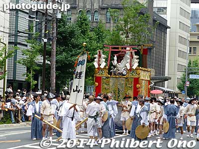Koi-yama 鯉山 - Shows a carp (koi) swimming up a ryumon waterfall to become a dragon. The tapestries, depicting the Trojan War, were made in Belgium in the 16th century. (Important Cultural Properties)
Keywords: kyoto gion ato matsuri festival yamahoko parade procession