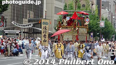 En no Gyoja-yama 役行者山 - Depicts En-no-Gyoja, in the middle, an ascetic who had Hitokoto Nushi (standing on left) build a stone bridge between Katsuragi and Mt. Omine in Nara. On the right is the Goddess Katsuragi.
Keywords: kyoto gion ato matsuri festival yamahoko parade procession