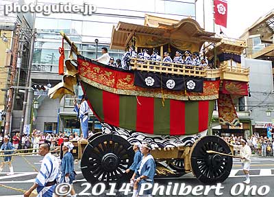 Meet Gion Matsuri's new boat float, Ofune-hoko.
Keywords: kyoto gion ato matsuri festival yamahoko parade procession