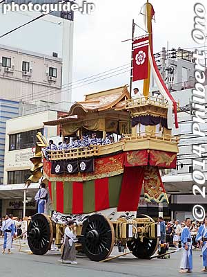 Gion Matsuri now has two boat floats. The boat float (Fune-hoko) in the Saki Matsuri procession is said to be going to battle, while the Ofune-hoko is on a triumphant return from battle. Both boat floats worship the legendary Empress Jingu.
Keywords: kyoto gion ato matsuri festival yamahoko parade procession