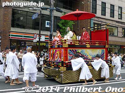 The parasol floats are reminiscent of Gion Matsuri's earliest floats.
Keywords: kyoto gion ato matsuri festival Hanagasa Parade