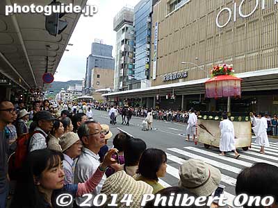 Shijo-dori going to Yasaka Shrine.
Keywords: kyoto gion ato matsuri festival Hanagasa Parade