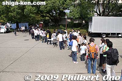 A long line outside Kyoto City Gymnasium on Oct. 3, 2009 before noon when gates opened for the Kyoto Hannaryz debut game in the bj-league.
Keywords: kyoto hannaryz pro basketball game bj-league shiga lakestars 
