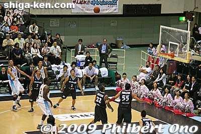 Bobby Nash #33 goes for 3 points.
Keywords: kyoto hannaryz pro basketball game bj-league shiga lakestars 
