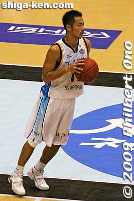 Lakestars captain Fujiwara Takamichi #11.
Keywords: kyoto hannaryz pro basketball game bj-league shiga lakestars 