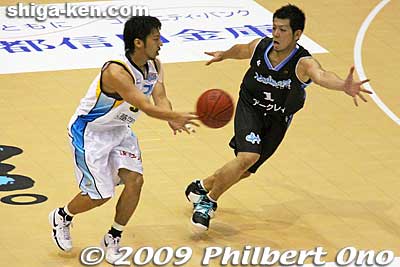 Ogawa Shinya #5 and Takushi Naoto #1, Hannaryz captain.
Keywords: kyoto hannaryz pro basketball game bj-league shiga lakestars 