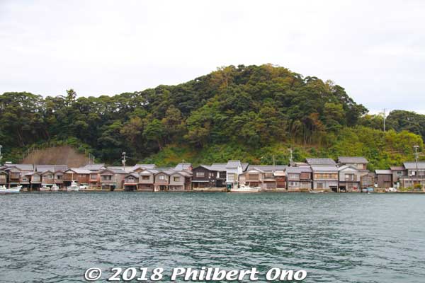 Ine in northern Kyoto Prefecture has 230 funaya boat houses on the waterfront stretching for about 5 km.
Keywords: kyoto ine funaya boat house fisherman village japanhouse
