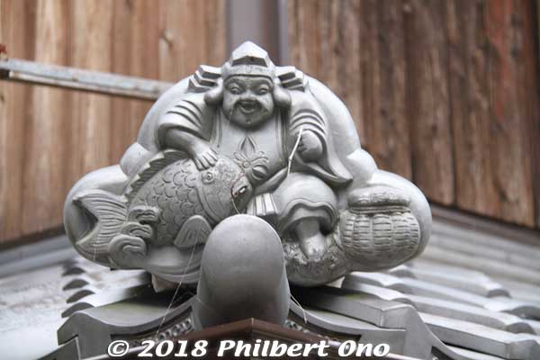 Roof tile ornament of Ebisu, god of fishing.
Keywords: kyoto ine funaya boat house fisherman village