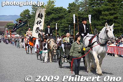 The procession starts at Kyoto Imperial Palace at noon and ends at Heian Jingu Shrine at 2:30 pm. You first see horse carriages carryiing Honorary Festival Commissioners including the city council members and the mayor of Kyoto. 名誉奉行
Keywords: kyoto jidai matsuri festival