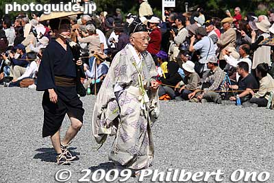 For important Imperial events, the Tokugawa shogun sent his deputies as his representatives. The entourage was as large as 1,700 people.
Keywords: kyoto jidai matsuri festival of ages