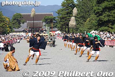 Yakko were manual laborers employed by the samurai. They carried luggage during trips, etc. 奴
Keywords: kyoto jidai matsuri festival of ages