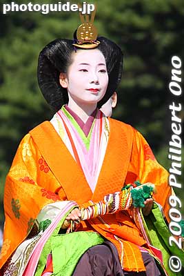 Princess Kazunomiya heads this group. She was the sister of Emperor Komei and was married to Shogun Tokugawa Iemochi at age 16. She wears a 12-layer kimono. 和宮
Keywords: kyoto jidai matsuri festival of ages