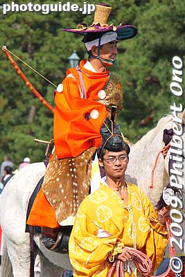 Yabusame is a mounted archer who tries to strike three targets in a row while galloping at full speed. 謝手武士
Keywords: kyoto jidai matsuri festival of ages