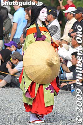 Yokobue was a court servant who fell in love with Takiguchi-no-Tokiyori, a warrior. His family rejected her and he sought solace by becoming a priest. She is on her way to visit him in the Saga area of Kyoto. 横笛
Keywords: kyoto jidai matsuri festival of ages