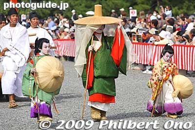 Tokiwa-gozen was a concubine of Minamoto no Yoshitomo. She is shown with her children. 常磐御前
Keywords: kyoto jidai matsuri festival of ages