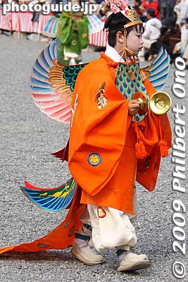 Karyobinga depicts a beautiful bird which lives in the Pure Land (Heaven). 迦陵頻伽
Keywords: kyoto jidai matsuri festival of ages