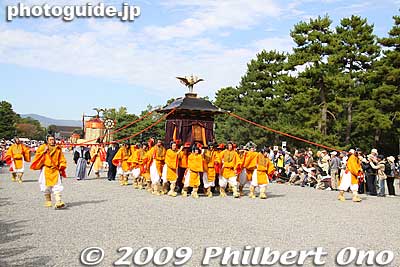 The first palanquin bears the spirit of Emperor Komei. 御鳳輦
Keywords: kyoto jidai matsuri festival of ages