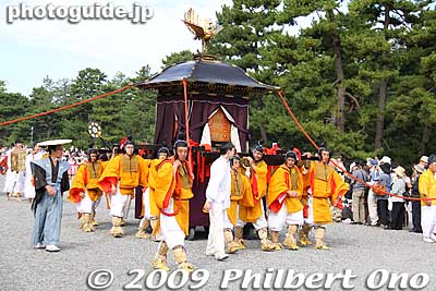 The second palanquin (horen) bears the spirit of Emperor Kammu. 桓武天皇　御鳳輦
Keywords: kyoto jidai matsuri festival of ages