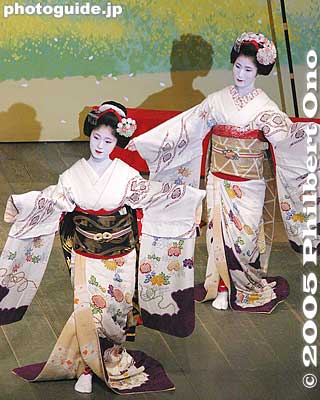 Part 2: Passing of Spring in Kyoto, "Nanohanaya" (Rape blossoms) 菜の花や
Part 2 of the program consists of dance numbers.
Keywords: kyoto kamogawa odori geisha dance pontocho japangeisha