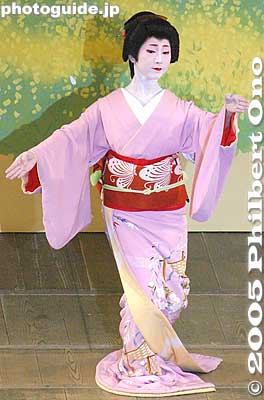 "Nanohanaya"
Keywords: kyoto kamogawa odori geisha dance pontocho kimonobijin