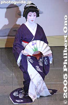 "Irises" 菖蒲
Keywords: kyoto kamogawa odori geisha dance pontocho