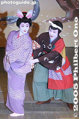  "Kyogen Furyu" 狂言風流, comical play featuring a rabbit and monkey who enjoy the longer daylight in spring.
狂言風流
Keywords: kyoto kamogawa odori geisha dance pontocho