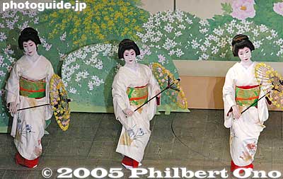 Finale: "Hana Utage" (Flower Banquet) 花うたげ
Keywords: kyoto kamogawa odori geisha dance pontocho