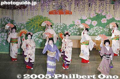 Finale: "Hana Utage" (Flower Banquet) 花うたげ
Keywords: kyoto kamogawa odori geisha dance pontocho