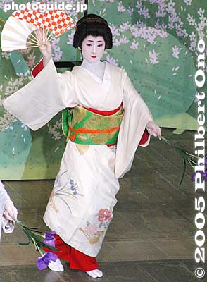 Finale: "Hana Utage" (Flower Banquet) 花うたげ
Keywords: kyoto kamogawa odori geisha dance pontocho japangeisha