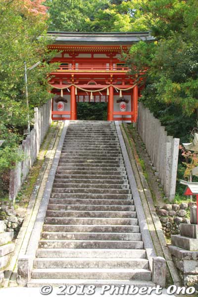 This shrine in Mineyama, Kyotango greatly benefited from the patronage of rich, local Tango chirimen makers and it is unique for its koma-neko cat guardians.
Keywords: kyoto kyotango Kotohira Konpira Shinto shrine