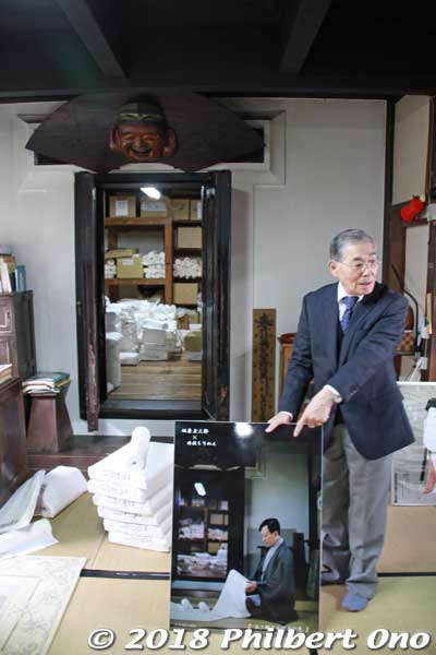 Mineyama Branch Manager Yoshioka Hitoshi shows a PR poster of Bando Tamasaburo V posing with a Tango chirimen fabric in front of the shop's kura storehouse near where Yoshioka is standing.
Tamasaburo V is one of the most famous and popular kabuki actors in Japan and Living National Treasure. He loves Tango chirimen fabrics and kabuki costumes also use Tango chirimen.
Keywords: kyoto kyotango tango peninsula chirimen silk crepe fabric material textile