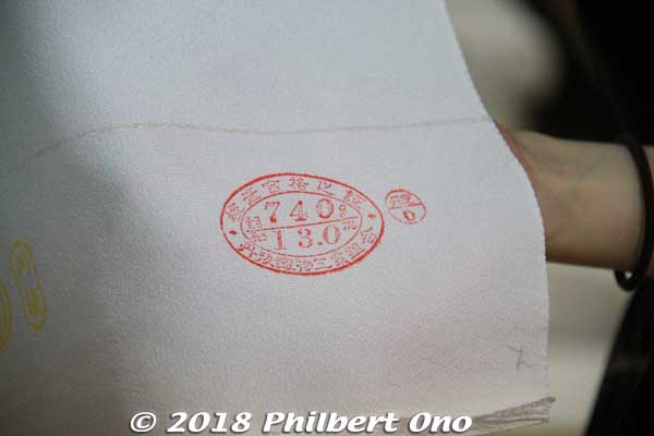 Seal of approval on chirimen fabric. 


Keywords: kyoto kyotango tango peninsula chirimen silk crepe fabric material textile