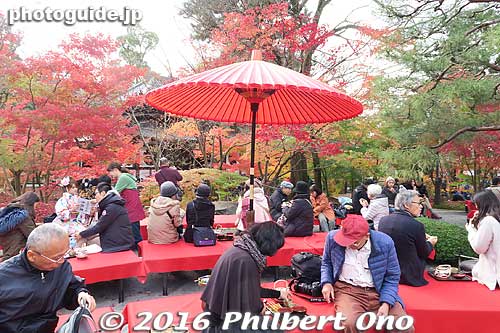 They also had a rest area where they served tea and sweets amid the foliage. Brisk business.
Keywords: kyoto eikando buddhist temple jodo-shu autumn foliage leaves fall maples