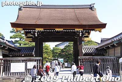 Gishumon Gate, the entrance to Kyoto Imperial Palace when it is open to the public in spring and fall. During Nov. 1-10, 2009, anyone could freely enter. Normally, you have to apply (send in a form) to be able to take a tour of the palace. 宜秋門
Keywords: kyoto imperial palace gosho 