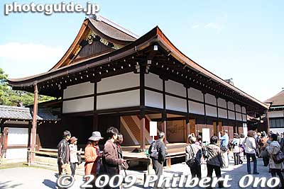 Shodaibu-no-Ma is a waiting room for dignitaries making official visits to the Palace. It has three anterooms and the VIP would be ushered into one of the three rooms in accordance with rank. 諸大夫の間
Keywords: kyoto imperial palace gosho 