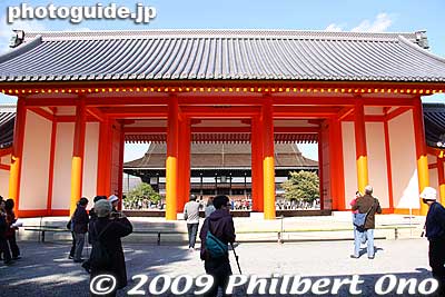 Jomeimon Gate is directly aligned with Kenreimon Gate. Of the three doors, the center door was used only by the emperor. Looks pretty new. 承明門
Keywords: kyoto imperial palace gosho 