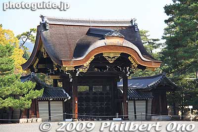 Kenshumon Gate in the southeast corner of the palace. It has a karahafu-style roof. Originally used by Imperial messengers. 建春門
Keywords: kyoto imperial palace gosho 