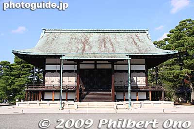 Shunkoden Hall (春興殿) was built on the occasion of Emperor Taisho's enthronement in 1914. The wooden building's roof is made of copper plates.
Keywords: kyoto imperial palace gosho 
